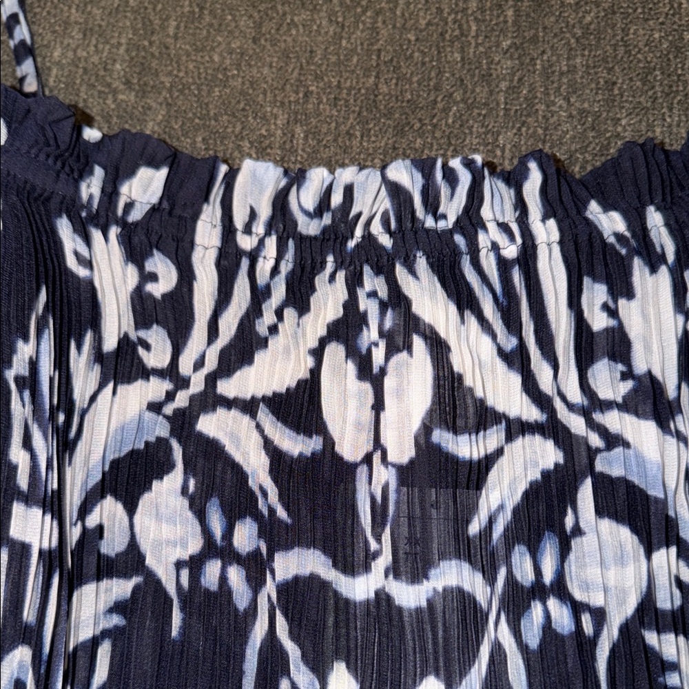 H&M Sheer Flowy Pattern Top - Picture 2 of 5